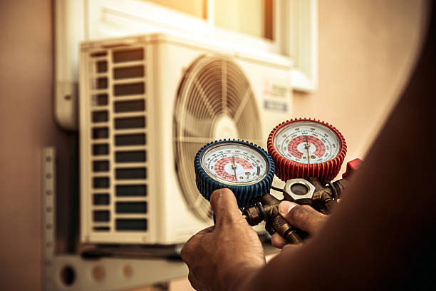 Professional Hvac technician working in Helotes, TX